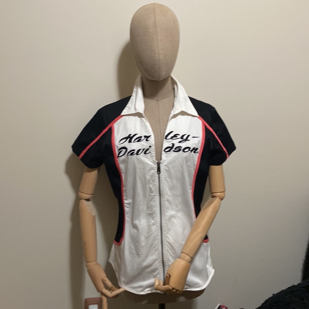 Harley~Davidson Woman’s Medium white and black pink trim top. D1